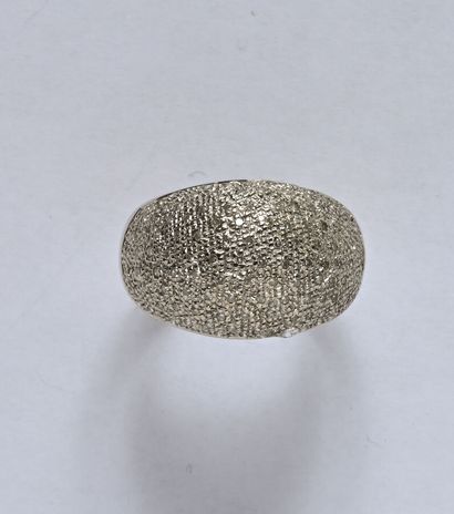 Bague en or gis 18K (750/oo), la partie centrale...