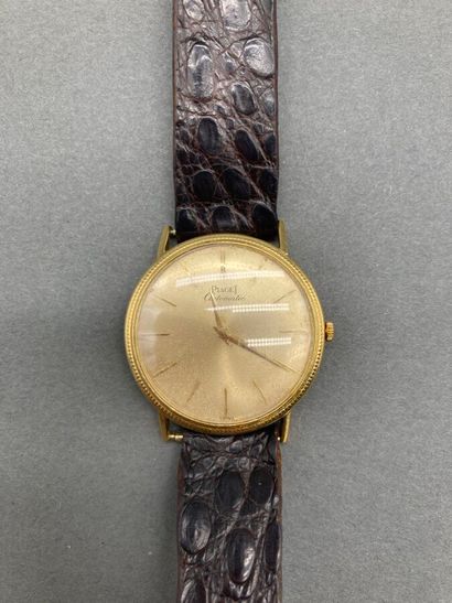 *PIAGET. Montre ronde en or jaune, index...