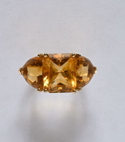 18K (750/oo) yellow gold ring centered on...