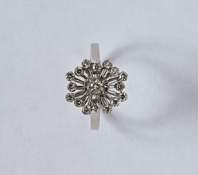 Bague en or gris 18K (750/oo) à fils centrée...