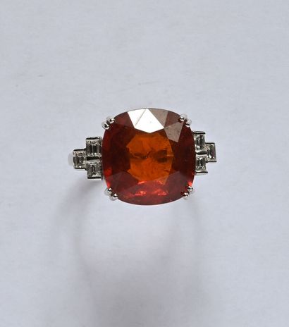 Bague en or gris 18K (750/oo) ornée d'un...