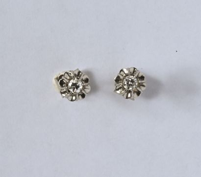 Paire de clous d'oreilles en or gris 18K...