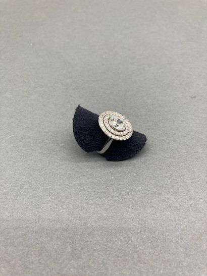 * Bague ovale en platine ornée d'un diamant...