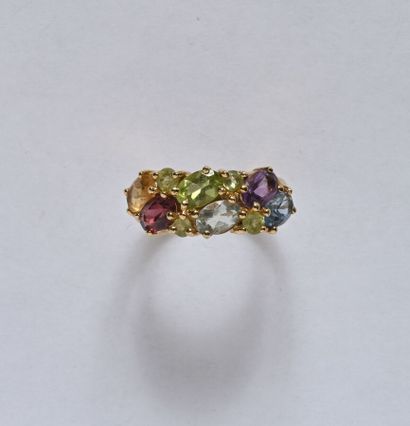 18K (750/oo) yellow gold ring set with round...