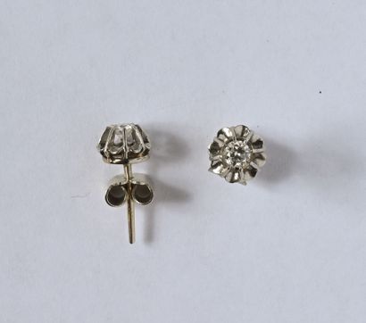 Paire de clous d'oreilles en or gris 18K...