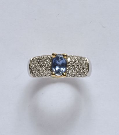 Bague en or 18K (750/oo) de 2 tons centrée...