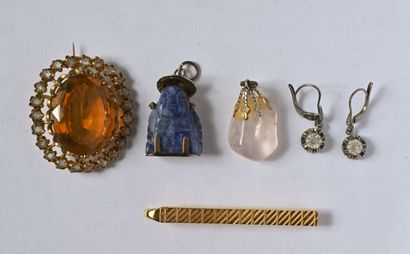 Lot of small costume jewelry pieces in gilded...