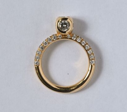 Ring in 18K (750/oo) yellow gold, centered...