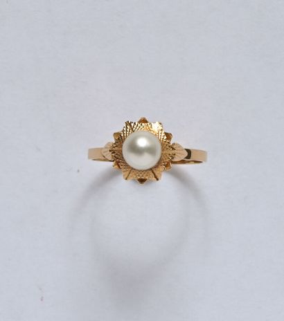 18K (750/oo) yellow gold flower ring centered...