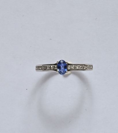 Bague en or gris 9K (375/oo) centrée d'un...