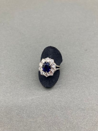 *Bague en or gris centrée d'un saphir ovale...