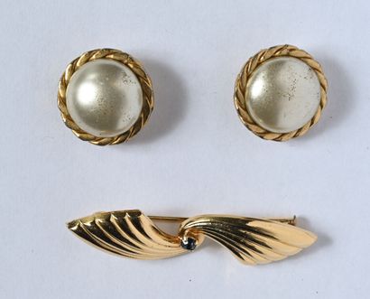 Lot of costume jewelry in gilded metal including...