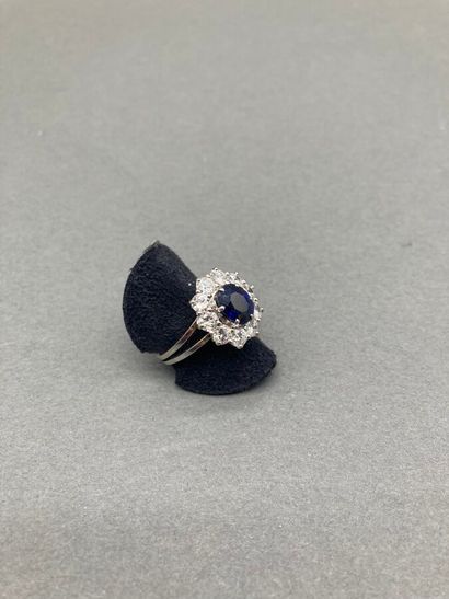 *Bague en or gris centrée d'un saphir ovale...