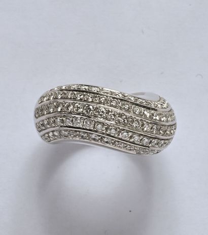 Bague en or gris 18K (750/oo) rhodié formant...