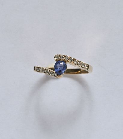 9K yellow gold (375/oo) cross ring centered...