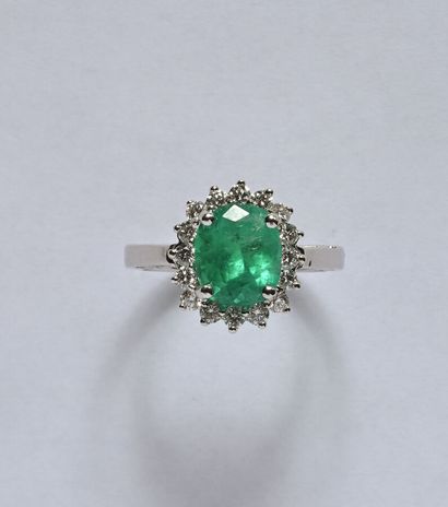 Bague en or gris 18K (750/oo) centrée d'une...