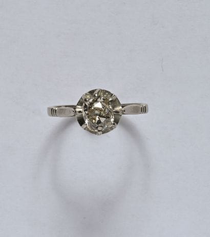 Solitaire ring in platinum (850/oo), centered...