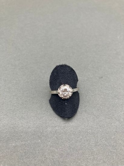 *Bague solitaire en or gris et platine ornée...