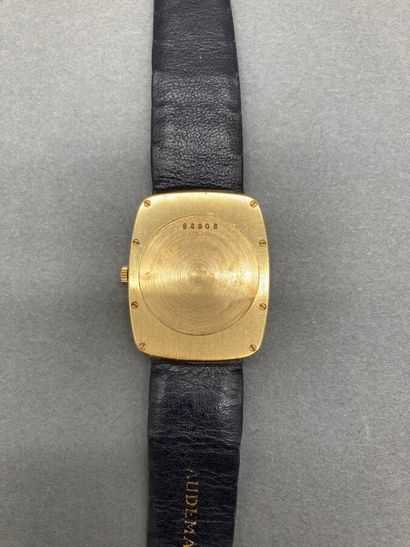 *AUDEMARS PIGUET. Montre tonneau en or jaune,...