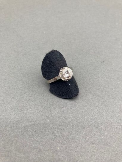 *Bague solitaire en or gris et platine ornée...