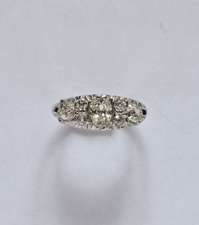 Garter ring in 18K (750/oo) white gold, centered...