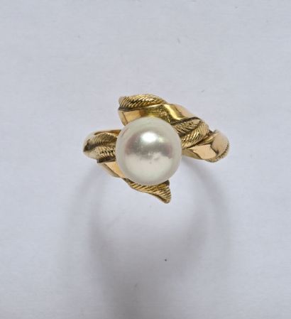 18K (750/oo) yellow gold cross ring decorated...