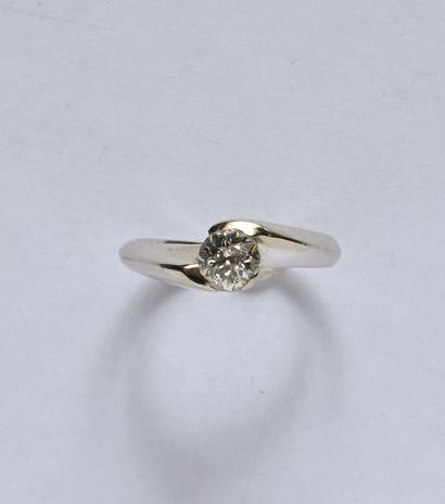 Bague solitaire en or gris 18K (750/oo) lisse,...