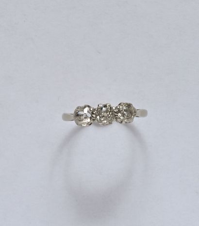 Bague en or gris 18K (750/oo) centrée d'une...
