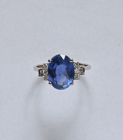 Bague en or gris 18K (750/oo) centrée d'un...