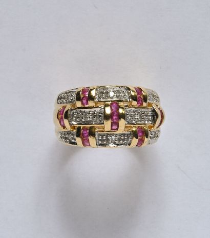 Ring in 18K (750/oo) 2-tone gold, the central...