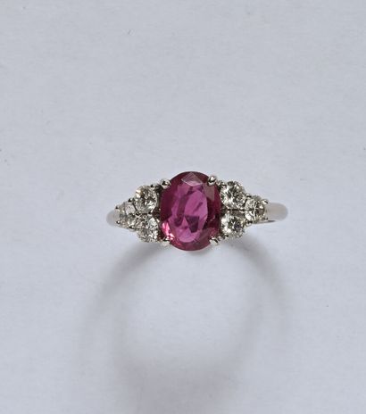 Bague en or gris 18K (750/oo) centrée d'un...