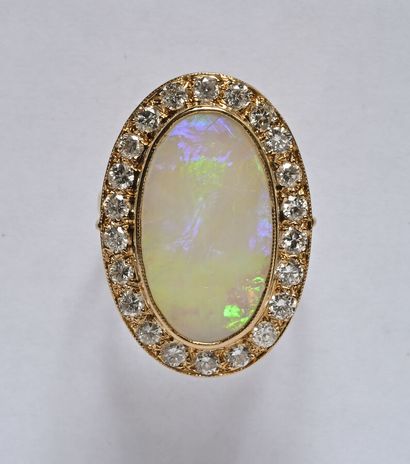 18K (750/oo) 2-tone gold ring centered with...