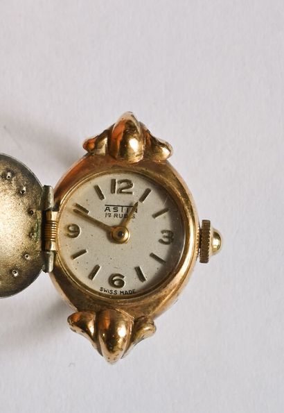 Gold-plated metal ring (missing), the palmettes...
