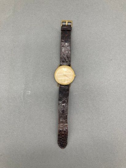 *PIAGET. Montre ronde en or jaune, index...