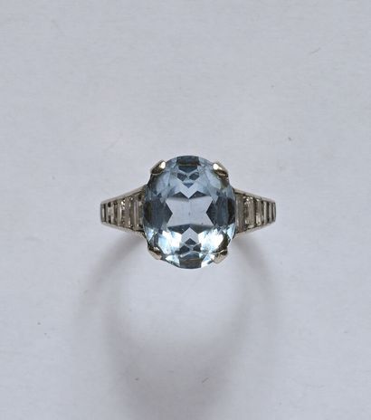 Bague en platine (850/oo) centrée d'un spinelle...