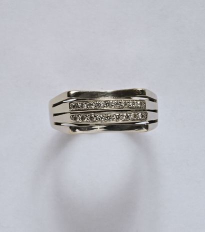 Bague en or gris 18K (750/oo), la partie...