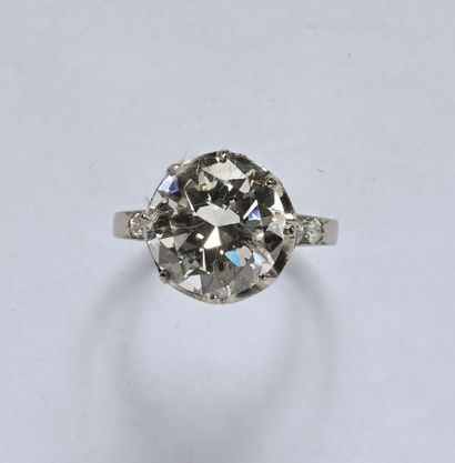 Bague en platine (850/oo) centrée d'un diamant...