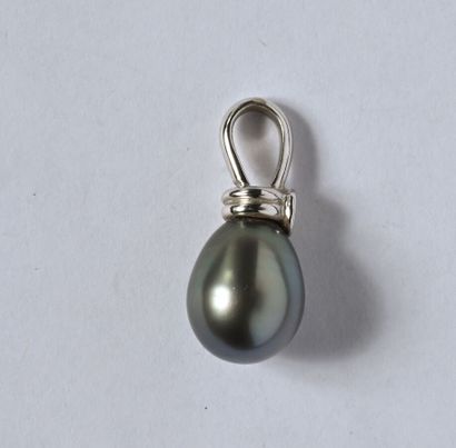 Pendentif en or gris 18K (750/oo) retenant...