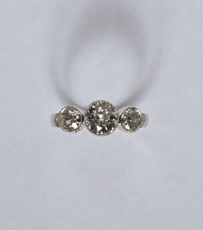 Bague en or gris 18K (750/oo) centrée d'un...