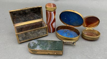 Lot de cinq boîtes en pierres dures à montures...