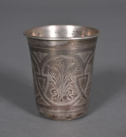 Timbale en argent à décor gravé de médaillons...