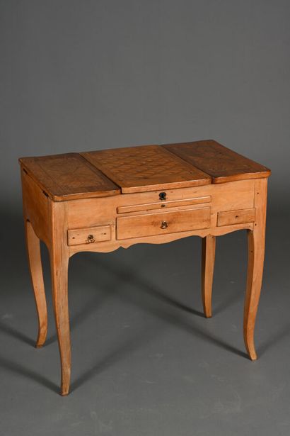 Coiffeuse en noyer et bois de placage, ouvre...