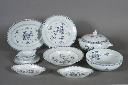 LIMOGES France, 
Partie de service en porcelaine...