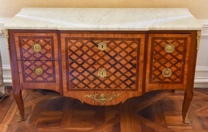 Grande commode dans le style Louis XVI en...