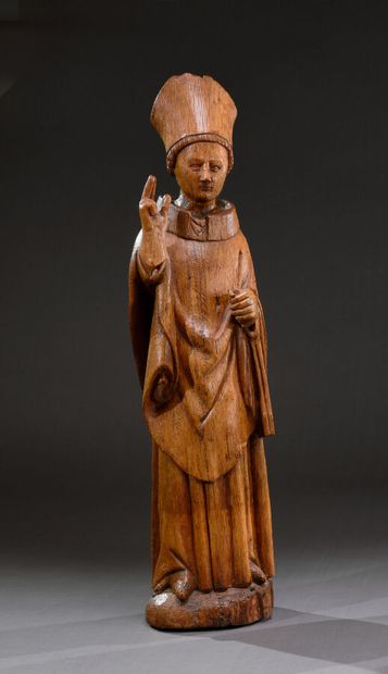 Saint évêque bénissant en chêne sculpté,...