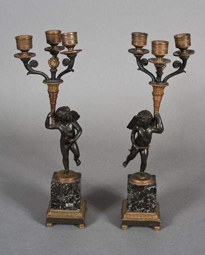 Paire de candélabres en bronze patiné et...