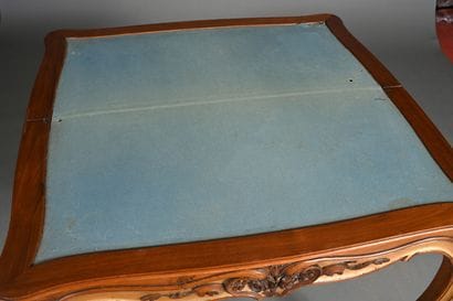 Table à jeux dans le style Louis XV en noyer,...