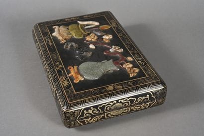 Coffret dans le style chinois en bois à la...