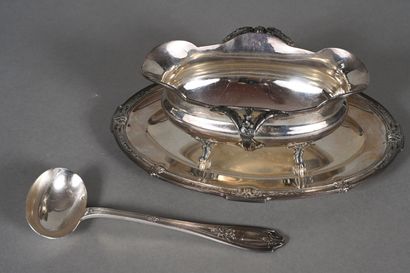 Saucière et son plateau dans le style Louis...