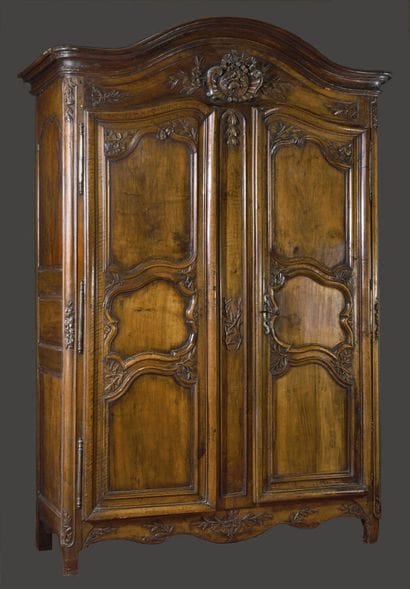 Grande armoire lyonnaise à chapeau de gendarme...